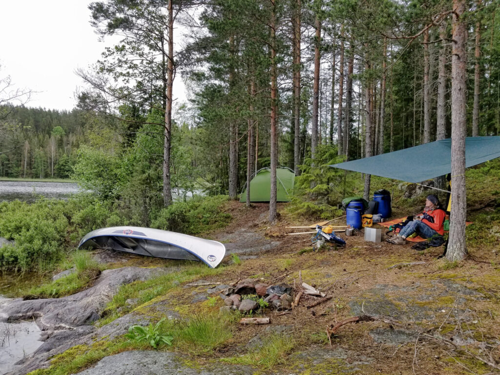 Mit Zelt auf Kanutour auf dem See Värmeln