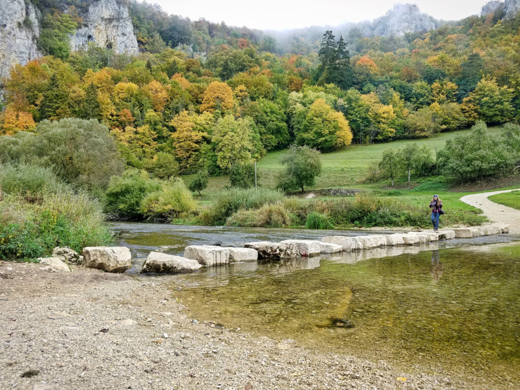 Flussüberquerung. Von Stein zu Stein geht es über die junge Donau. Dieser Weg klappt aber nur bei Niedrigwasser.