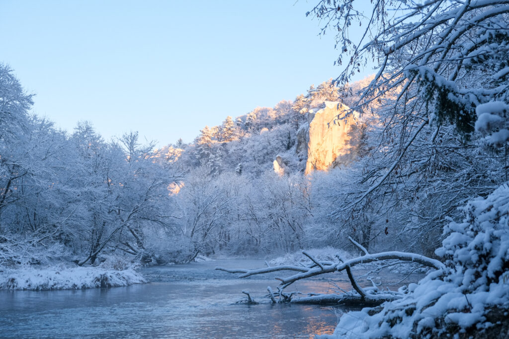 Eisbaden in einer traumhafen Winterlandschaft